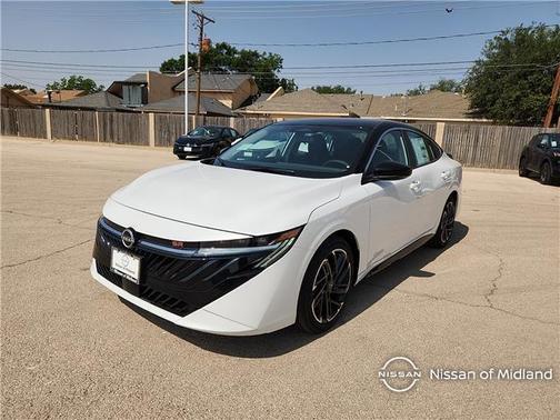 Aspen White Tricoat/Super Black 2026 Nissan Sentra SR