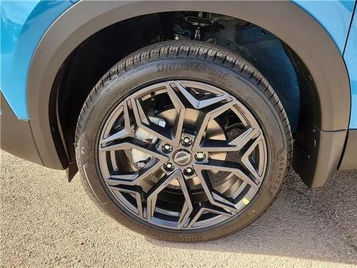 Arctic Ice Blue Metallic/Super Black 2026 Nissan Kicks SR