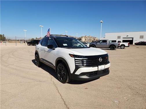 Aspen White Tricoat/Super Black 2026 Nissan Kicks SR