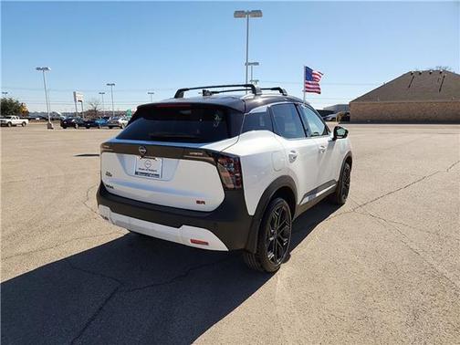 Aspen White Tricoat/Super Black 2026 Nissan Kicks SR