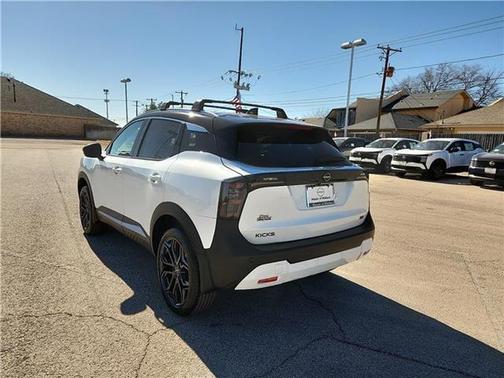 Aspen White Tricoat/Super Black 2026 Nissan Kicks SR