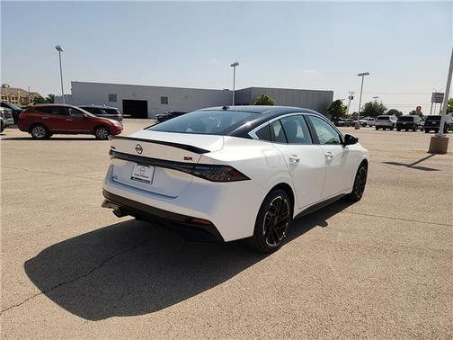 Aspen White Tricoat/Super Black 2026 Nissan Sentra SR