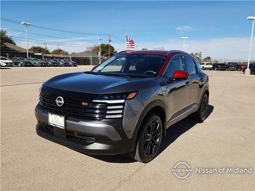 Gun Metallic/Scarlet Ember Tintcoat 2026 Nissan Kicks SR