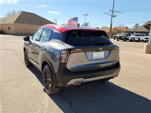 Gun Metallic/Scarlet Ember Tintcoat 2026 Nissan Kicks SR