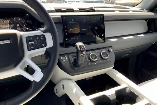 2025 Land Rover Defender 130 P400 X-Dynamic SE