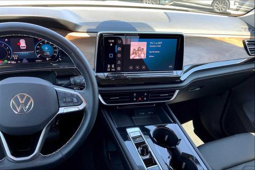 2024 Volkswagen Atlas 2.0T SE w/Technology 4MOTION