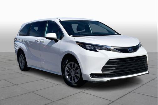 2025 Toyota Sienna LE