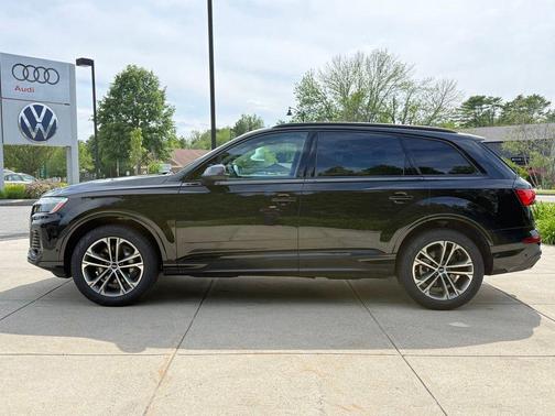Mythos Black Metallic 2026 Audi Q7 45 Premium
