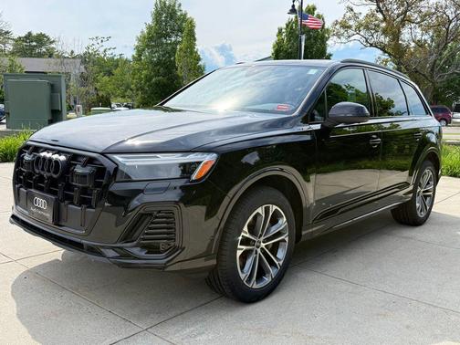 Mythos Black Metallic 2026 Audi Q7 45 Premium