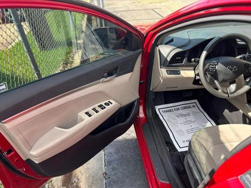 2019 Hyundai ELANTRA SE