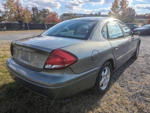 2004 Ford Taurus SE