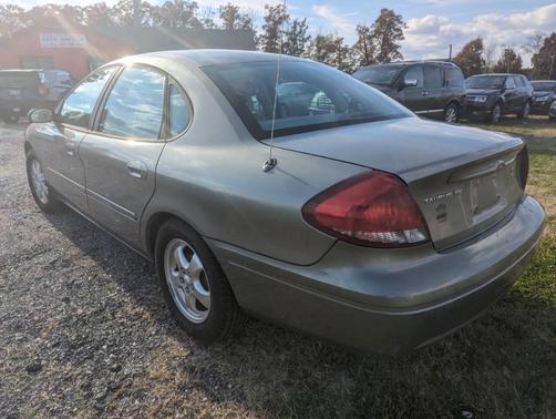 2004 Ford Taurus SE