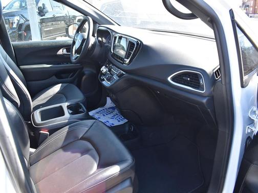 Bright White Clearcoat 2026 Chrysler Pacifica L