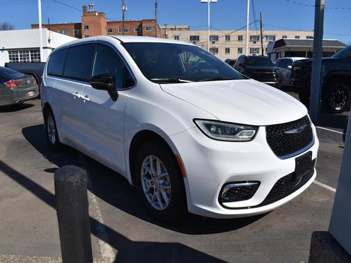Bright White Clearcoat 2026 Chrysler Pacifica L
