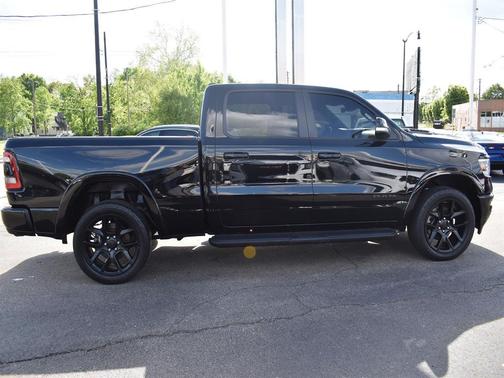 Diamond Black Crystal Pearlcoat 2022 RAM 1500 Laramie