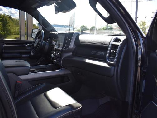 Diamond Black Crystal Pearlcoat 2022 RAM 1500 Laramie