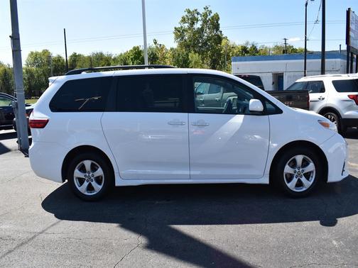 2020 Toyota Sienna LE