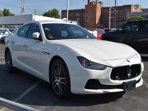 Bianco 2017 Maserati Ghibli S Q4