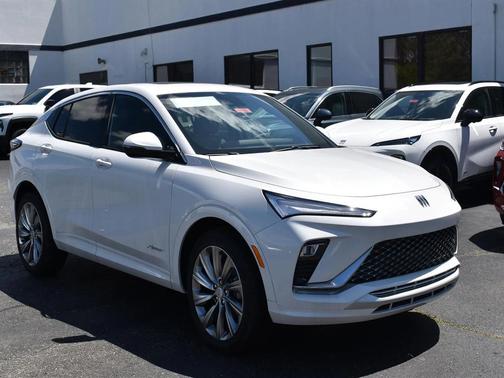 White Frost Tricoat 2026 Buick Envista Avenir FWD