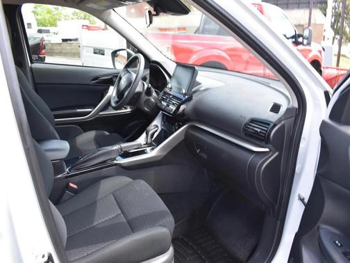White Diamond 2024 Mitsubishi Eclipse Cross LE