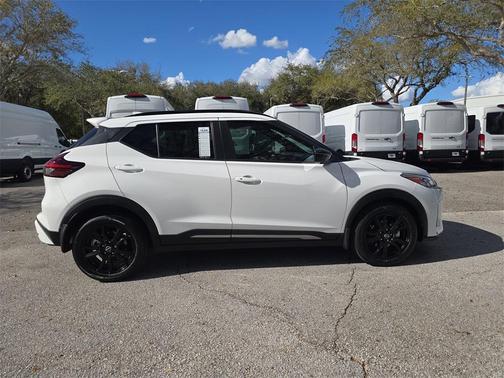 2024 Nissan Kicks SR
