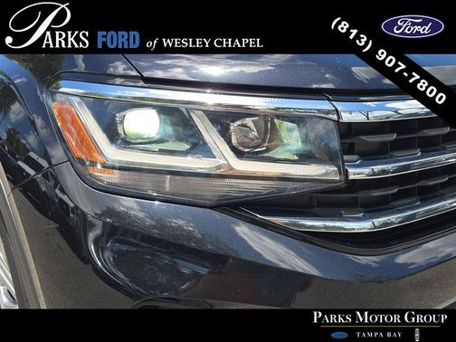 Deep Black Pearl Effect 2022 Volkswagen Atlas 2.0T SE w/Technology