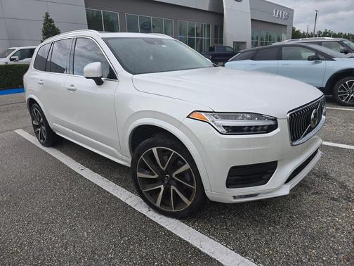 2022 Volvo XC90 T6 Momentum 7 Passenger
