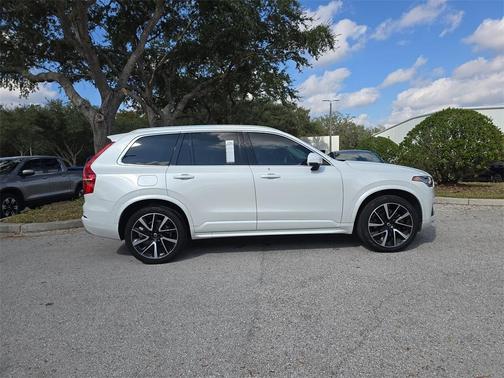 2022 Volvo XC90 T6 Momentum 7 Passenger
