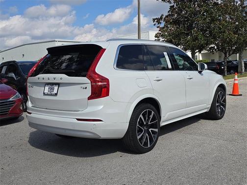 2022 Volvo XC90 T6 Momentum 7 Passenger