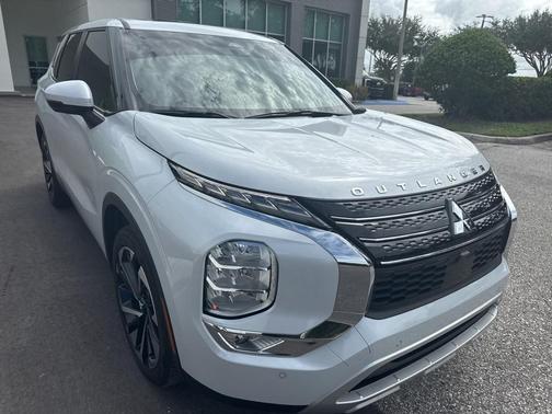 2023 Mitsubishi Outlander SE