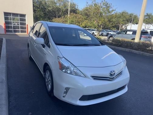 2014 Toyota Prius v Five