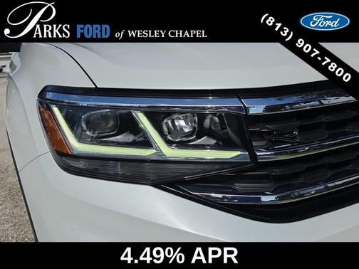 Oryx White Pearl Effect 2022 Volkswagen Atlas Cross Sport 3.6L V6 SEL Premium R-Line