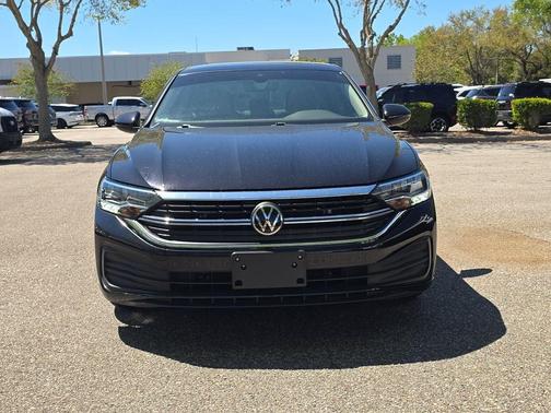 Deep Black Pearl Effect 2022 Volkswagen Jetta 1.5T SE