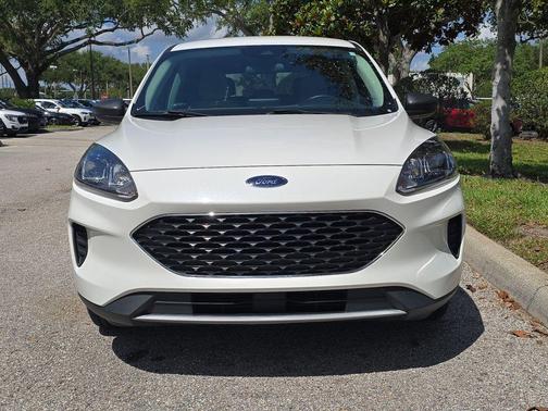 White Metallic 2022 Ford Escape SE