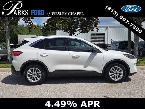 White Metallic 2022 Ford Escape SE