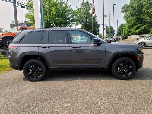 2025 Jeep Grand Cherokee Laredo