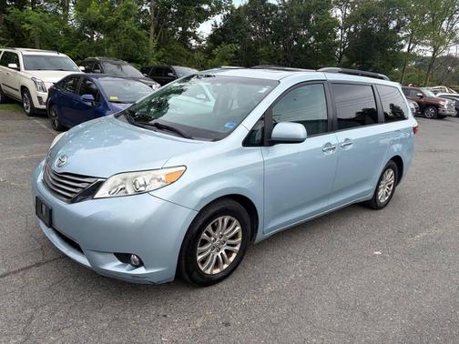 Sky Blue Pearl 2017 Toyota Sienna XLE Premium