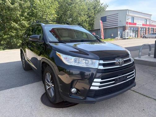 Midnight Black Metallic 2017 Toyota Highlander XLE