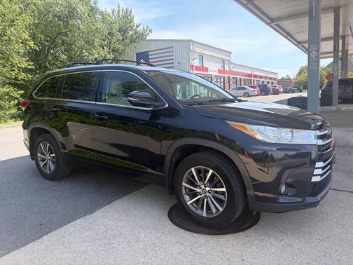 Midnight Black Metallic 2017 Toyota Highlander XLE