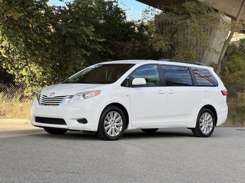 2017 Toyota Sienna LE