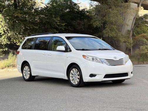 2017 Toyota Sienna LE
