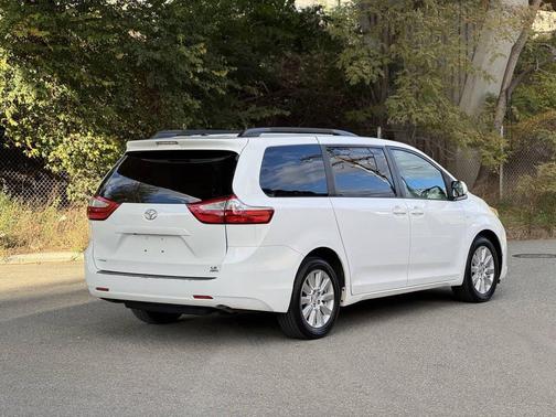 2017 Toyota Sienna LE