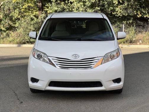 2017 Toyota Sienna LE