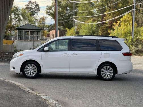 2017 Toyota Sienna LE