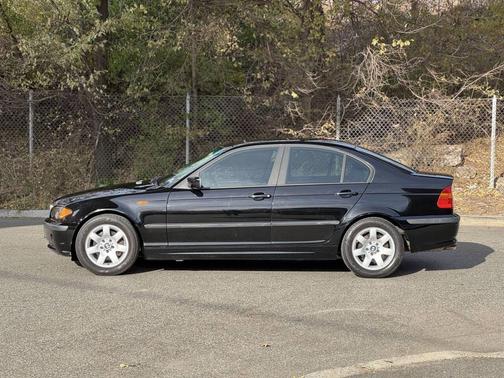 2002 BMW 325 325i 4dr Sedan