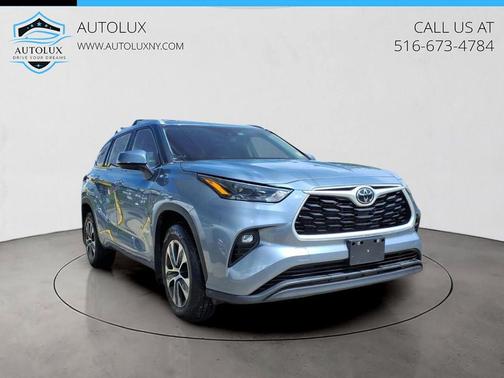 Moon Dust 2023 Toyota Highlander XLE
