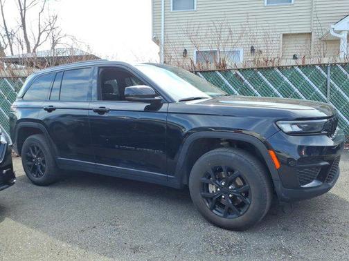 Diamond Black Crystal Pearlcoat 2024 Jeep Grand Cherokee Altitude