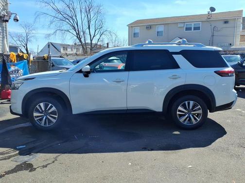 Pearl White Tricoat 2023 Nissan Pathfinder SL 4WD