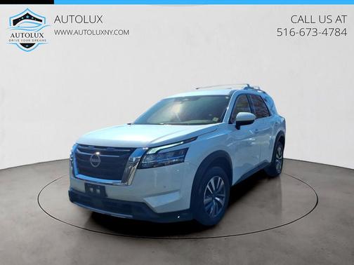 Pearl White Tricoat 2023 Nissan Pathfinder SL 4WD