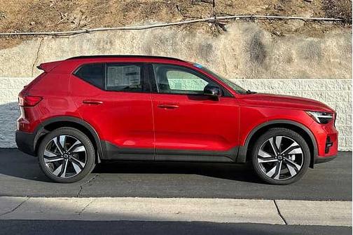 2025 Volvo XC40 Plus